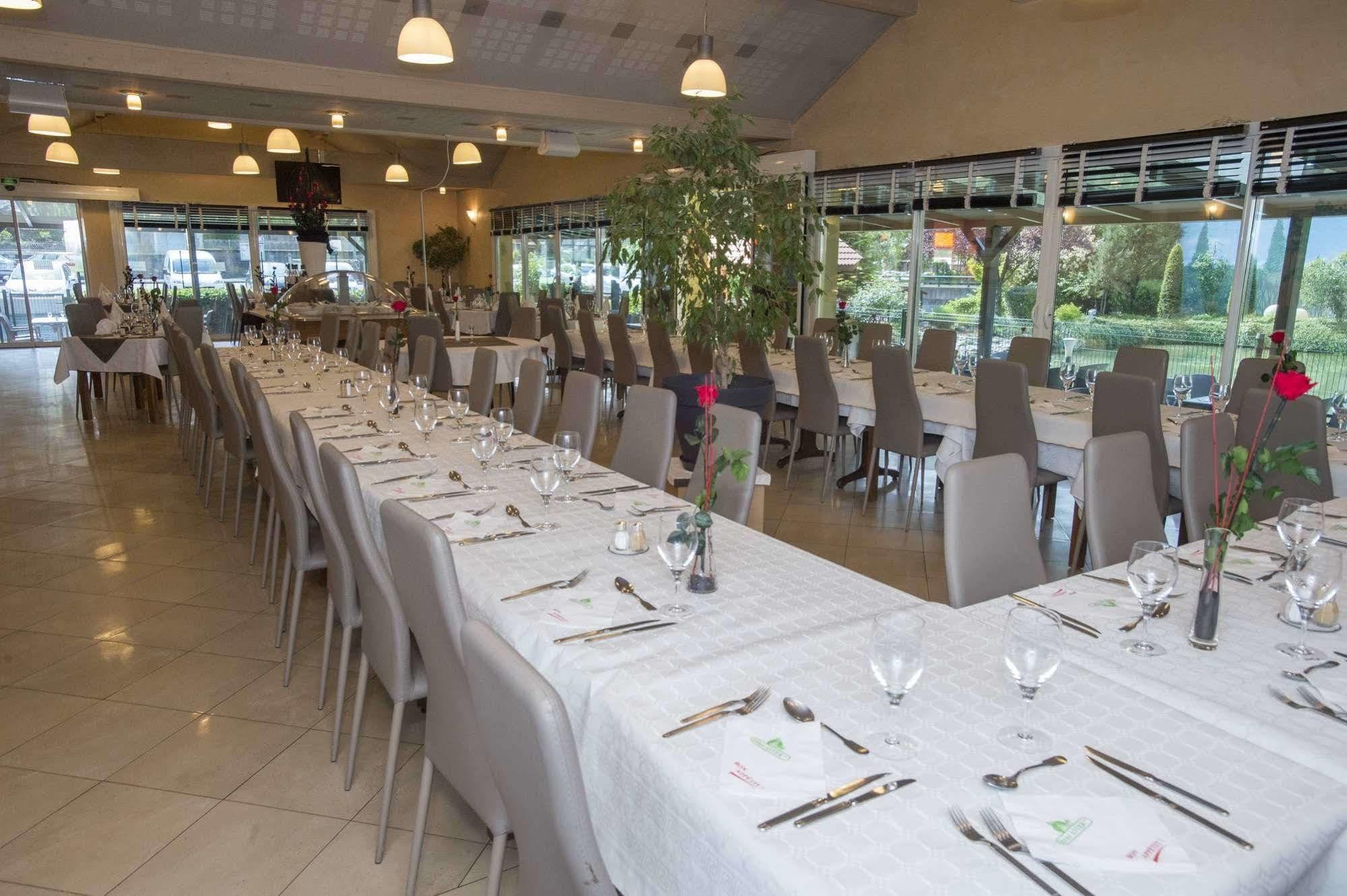 Hotel Aster Restaurant Aux Arcades Briey Esterno foto