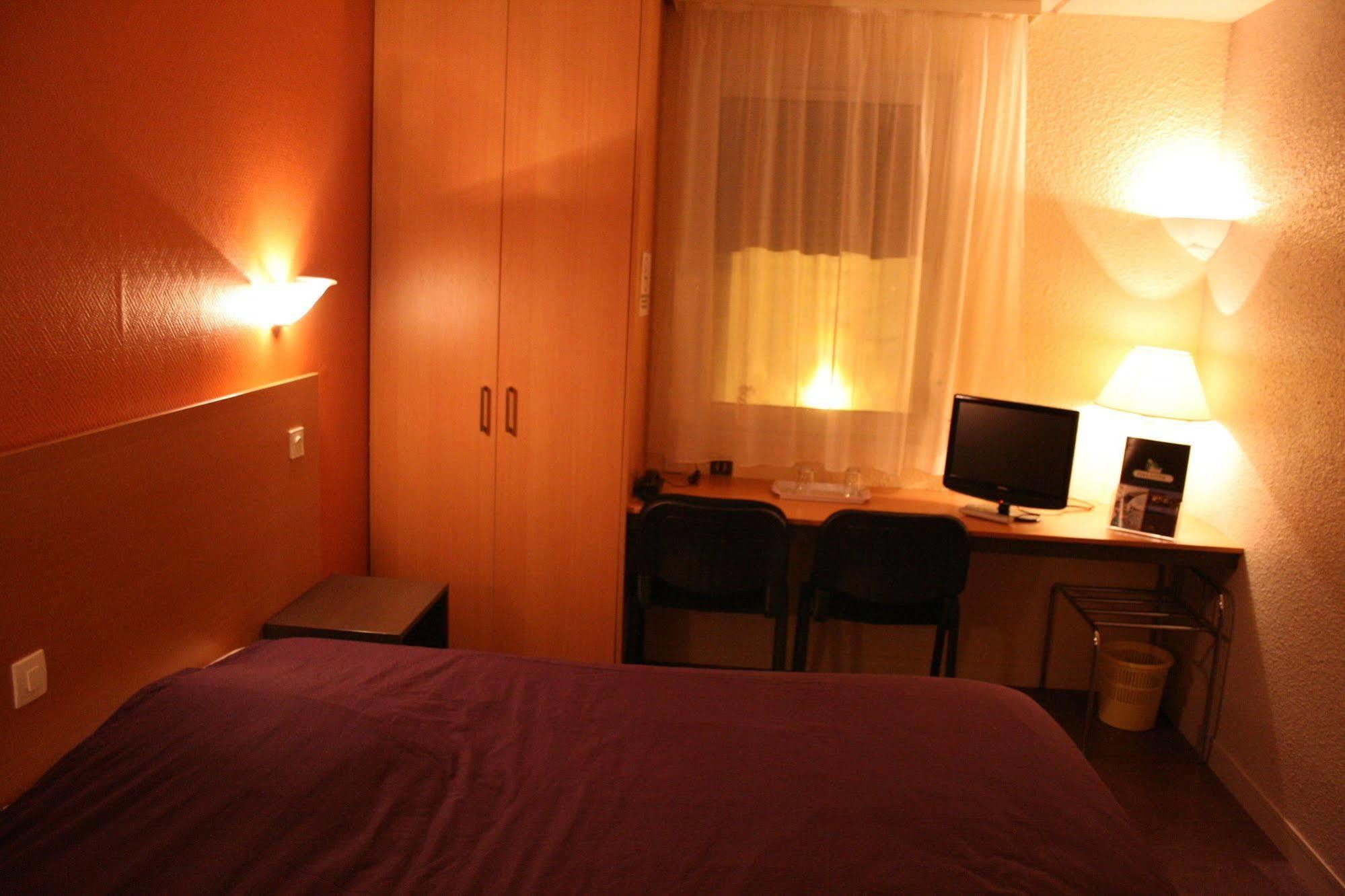 Hotel Aster Restaurant Aux Arcades Briey Esterno foto