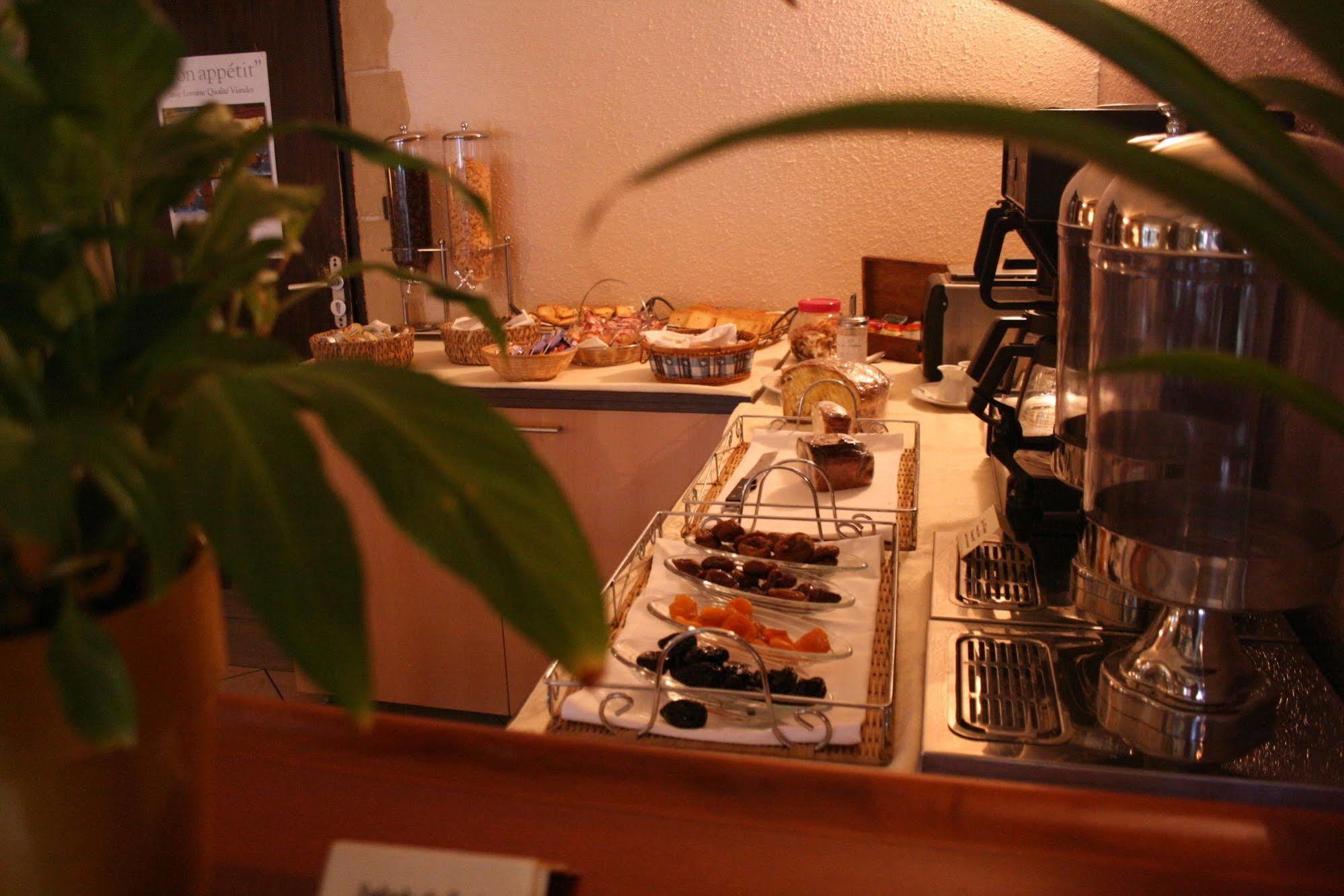 Hotel Aster Restaurant Aux Arcades Briey Esterno foto